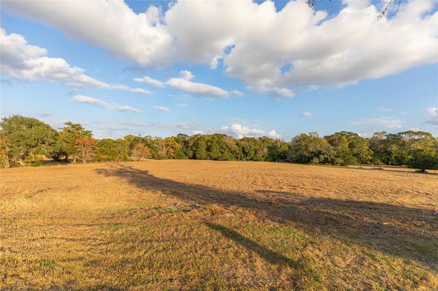 1035 Wavra Lane, New Ulm, TX 78950