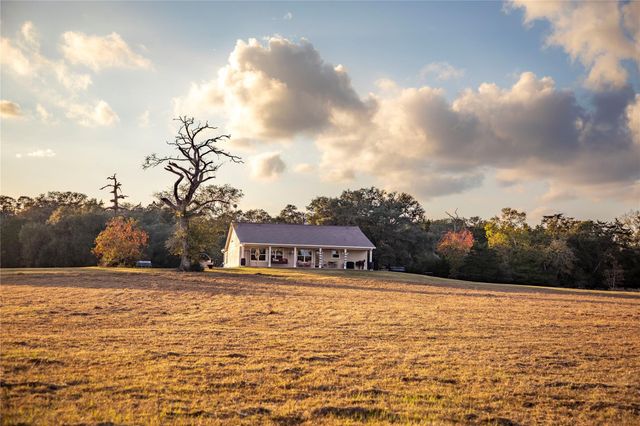 1035 Wavra Lane, New Ulm, TX 78950