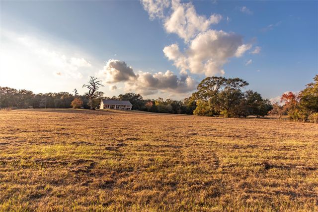 1035 Wavra Lane, New Ulm, TX 78950