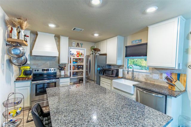 1035 Wavra Lane, New Ulm, TX 78950