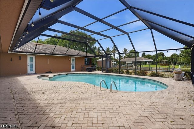 1860 Marina CIR, North Fort Myers, FL 33903