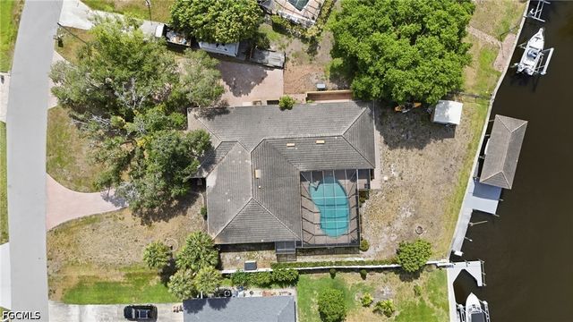 1860 Marina CIR, North Fort Myers, FL 33903
