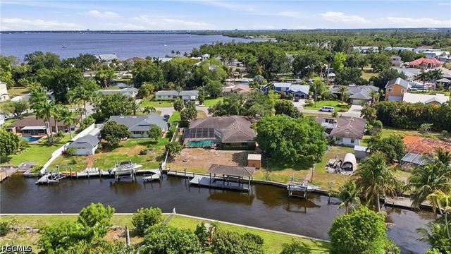 1860 Marina CIR, North Fort Myers, FL 33903