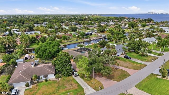 1860 Marina CIR, North Fort Myers, FL 33903