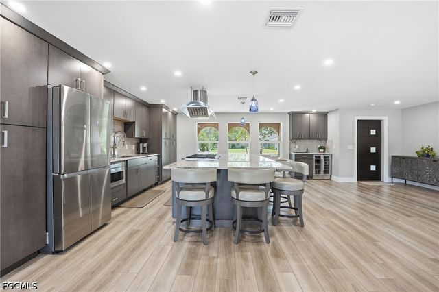1860 Marina CIR, North Fort Myers, FL 33903