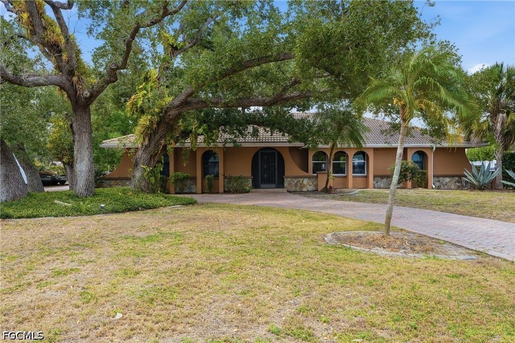 1860 Marina CIR, North Fort Myers, FL 33903