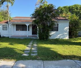6871 SW 37th St B, Miami, FL 33155