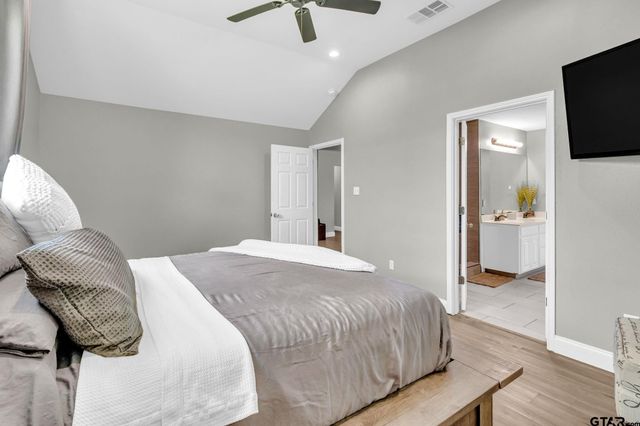 1112 E Park Dr, Lindale, TX 75771