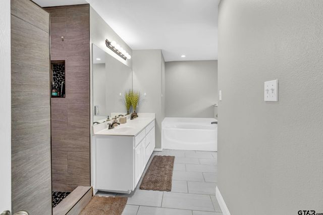 1112 E Park Dr, Lindale, TX 75771