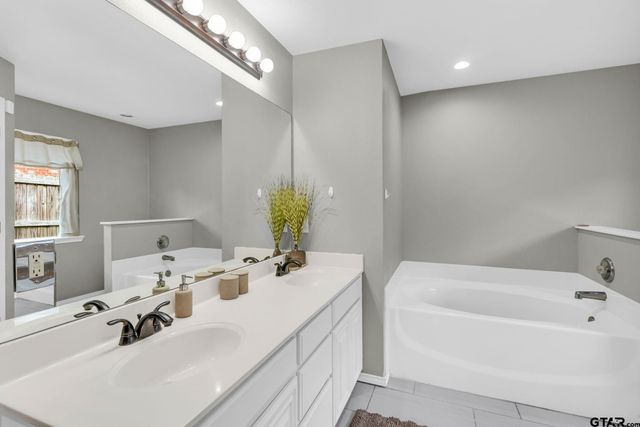 1112 E Park Dr, Lindale, TX 75771