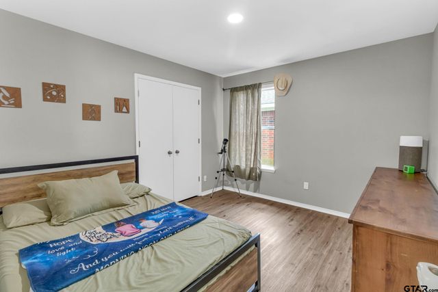 1112 E Park Dr, Lindale, TX 75771