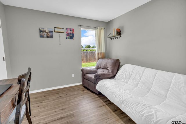 1112 E Park Dr, Lindale, TX 75771