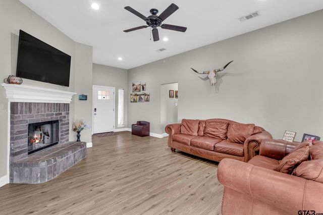 1112 E Park Dr, Lindale, TX 75771