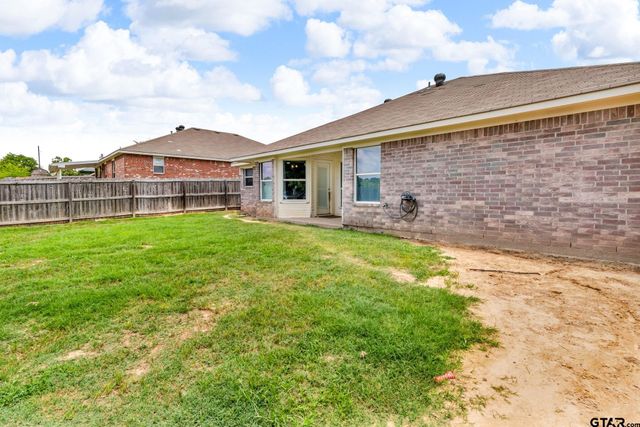 1112 E Park Dr, Lindale, TX 75771