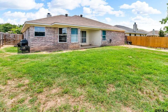 1112 E Park Dr, Lindale, TX 75771