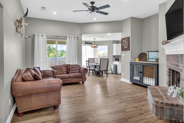 1112 E Park Dr, Lindale, TX 75771