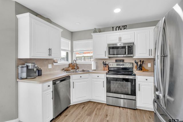 1112 E Park Dr, Lindale, TX 75771