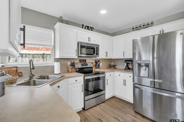 1112 E Park Dr, Lindale, TX 75771