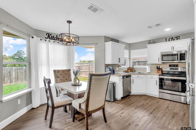 1112 E Park Dr, Lindale, TX 75771