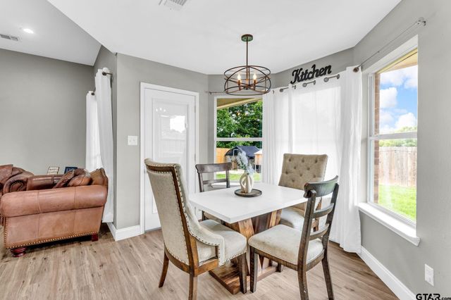 1112 E Park Dr, Lindale, TX 75771