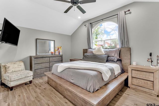 1112 E Park Dr, Lindale, TX 75771