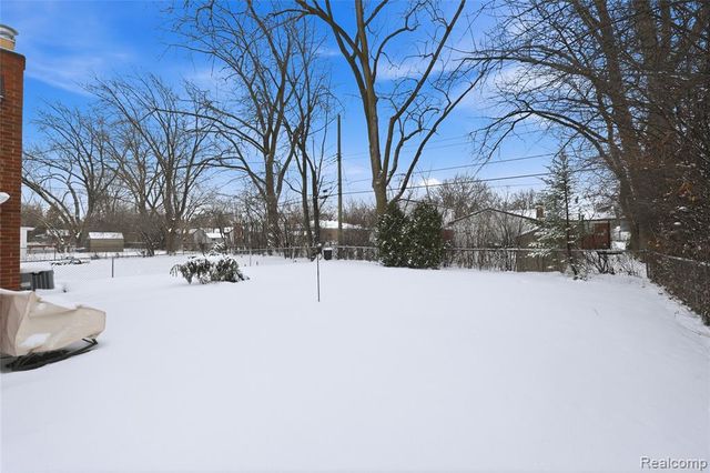 14241 Nadine Street, Oak Park, MI 48237