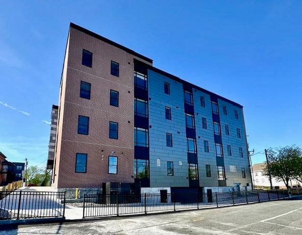 21 Summer St 302, Natick, MA 01760