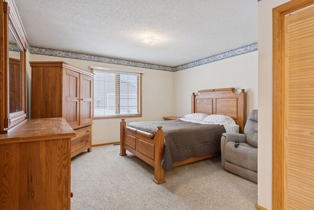 1866 Granite Avenue N, Oakdale, MN 55128