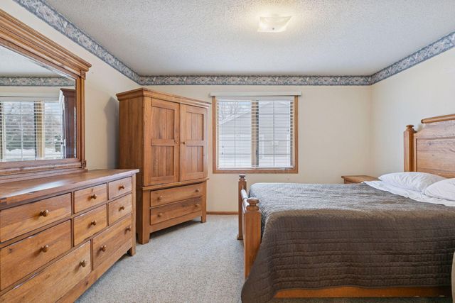 1866 Granite Avenue N, Oakdale, MN 55128