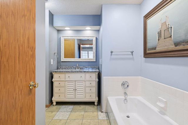 1866 Granite Avenue N, Oakdale, MN 55128