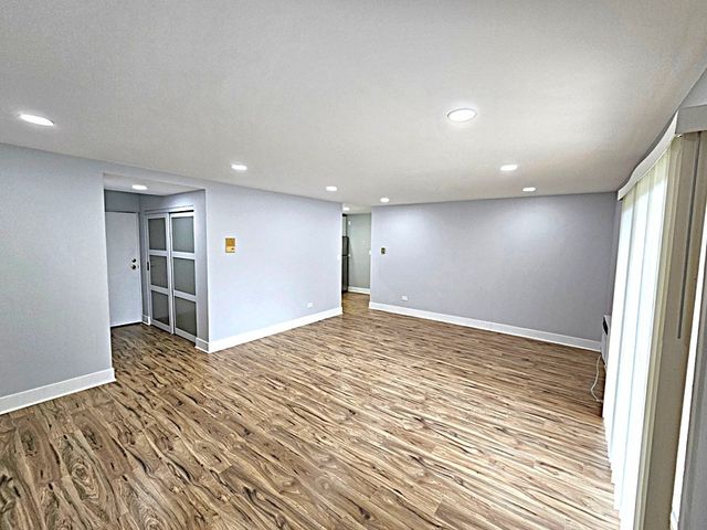 568 Fairway View Drive 2J, Wheeling, IL 60090