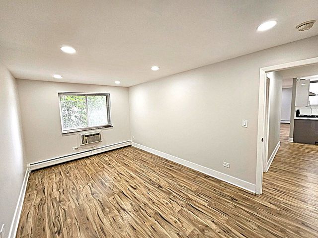 568 Fairway View Drive 2J, Wheeling, IL 60090