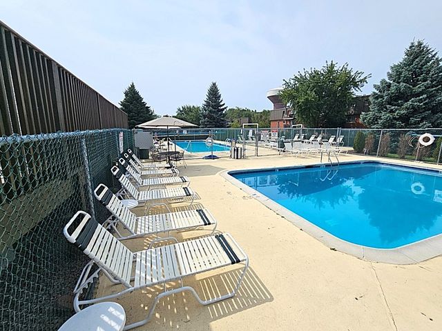 568 Fairway View Drive 2J, Wheeling, IL 60090