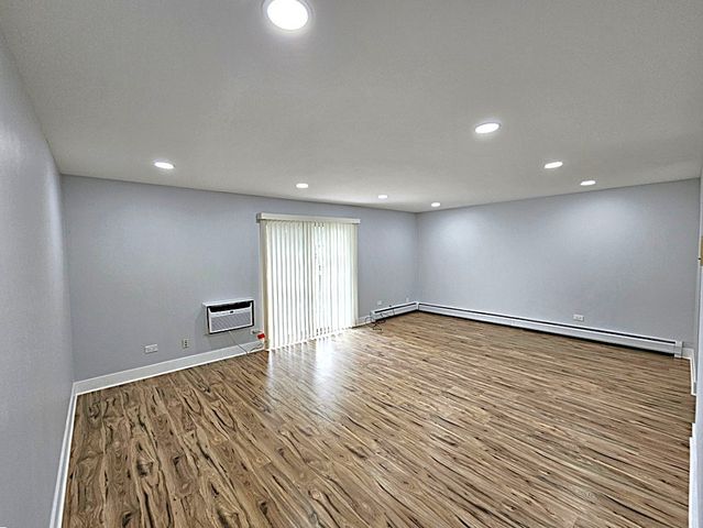 568 Fairway View Drive 2J, Wheeling, IL 60090