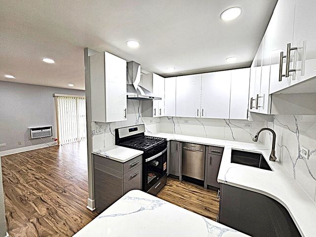 568 Fairway View Drive 2J, Wheeling, IL 60090