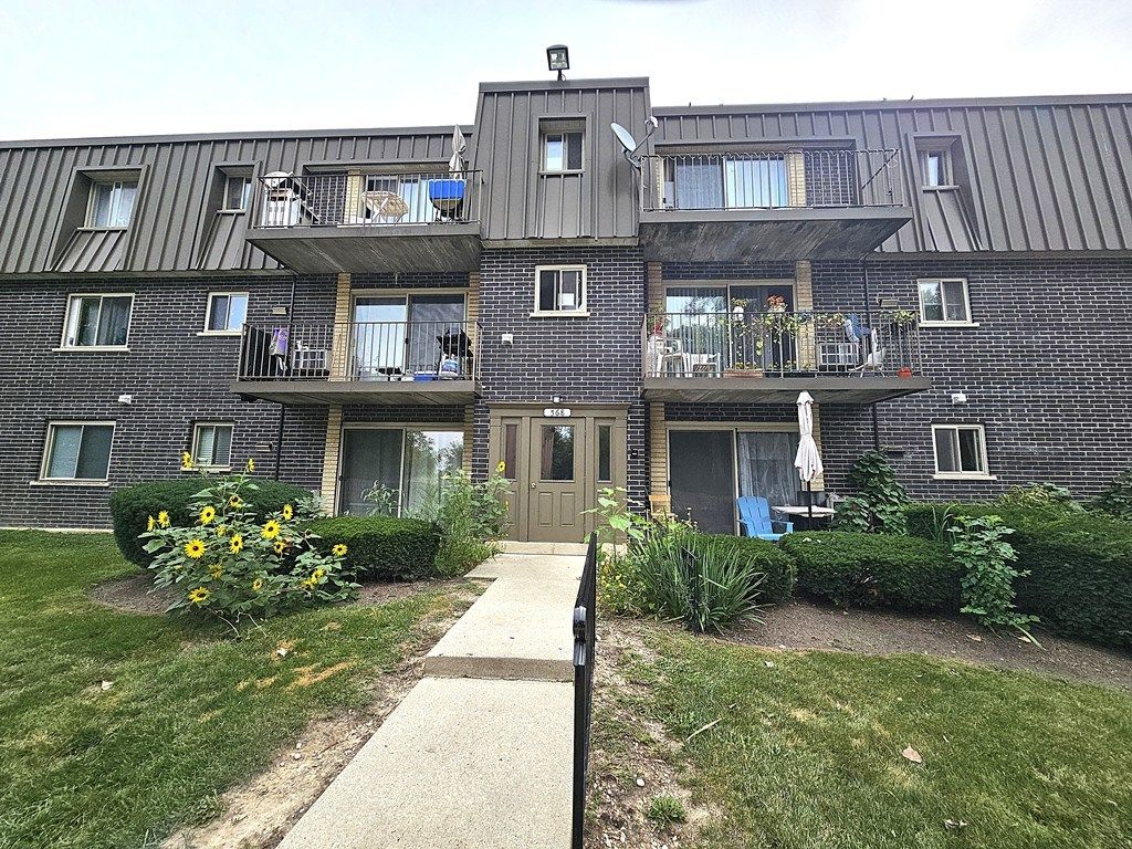 568 Fairway View Drive 2J, Wheeling, IL 60090