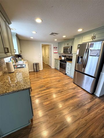 13939 N State Highway 71, El Campo, TX 77437