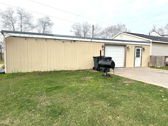 13939 N State Highway 71, El Campo, TX 77437