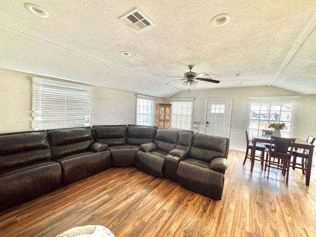 13939 N State Highway 71, El Campo, TX 77437