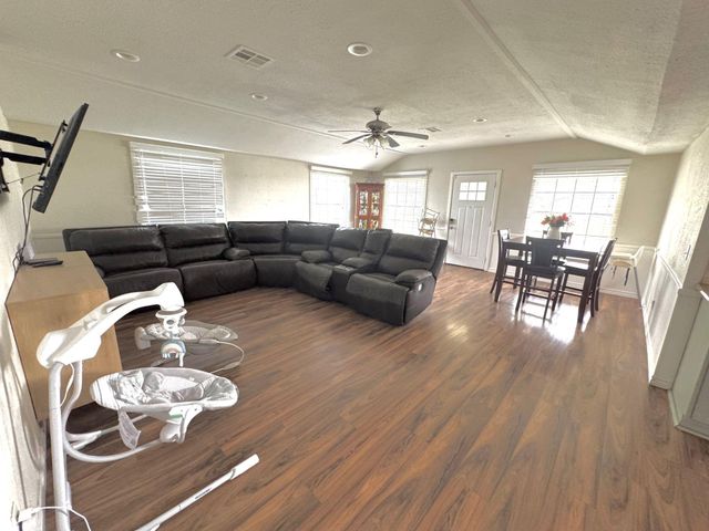 13939 N State Highway 71, El Campo, TX 77437