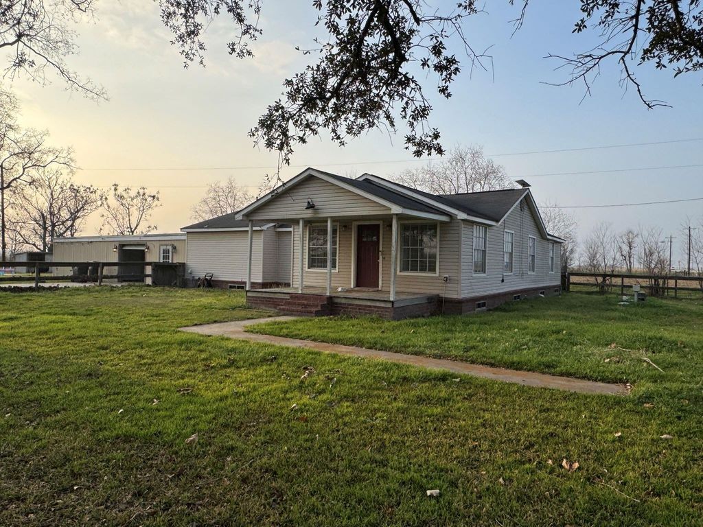 13939 N State Highway 71, El Campo, TX 77437