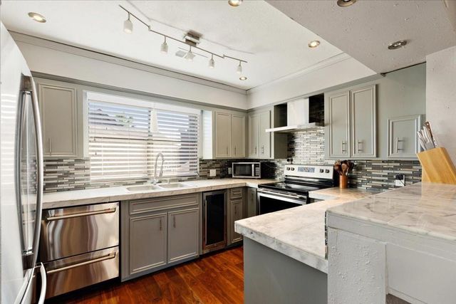 727 Davis Road, League City, TX 77573