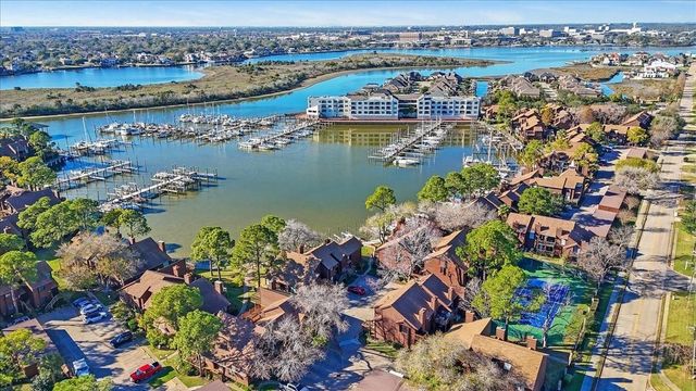 727 Davis Road, League City, TX 77573