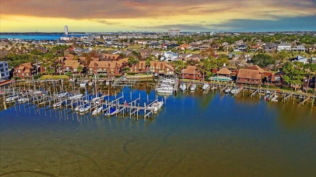 727 Davis Road, League City, TX 77573