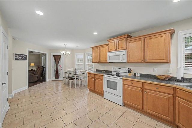 2 Sleepy Oaks Trail NE, Rome, GA 30165
