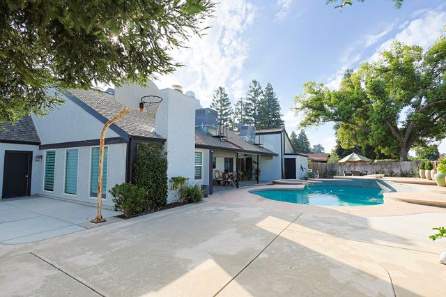 3727 W Mill Creek Drive, Visalia, CA 93291