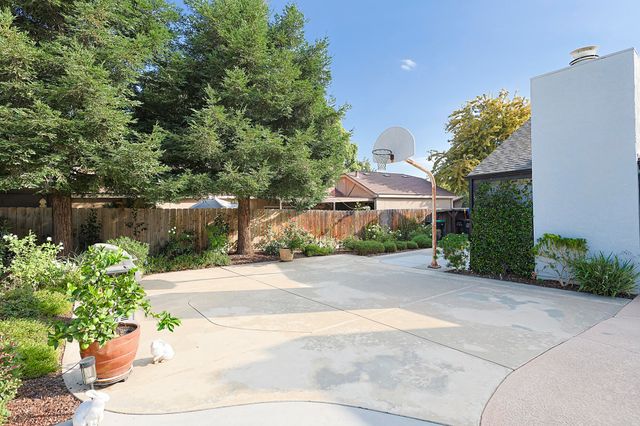 3727 W Mill Creek Drive, Visalia, CA 93291