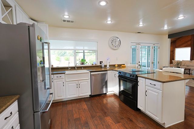 3727 W Mill Creek Drive, Visalia, CA 93291