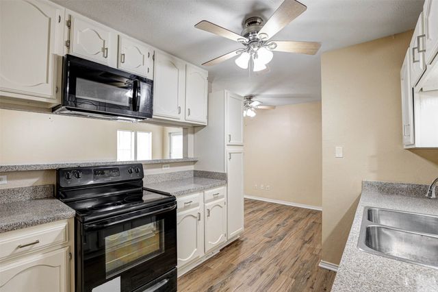 4814 Trailwood Drive, Grand Prairie, TX 75052