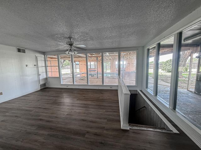 1690 W US Highway 70, Plainview, TX 79072